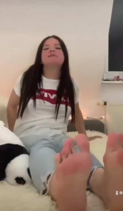 Hot Amateur Foot Worship :)