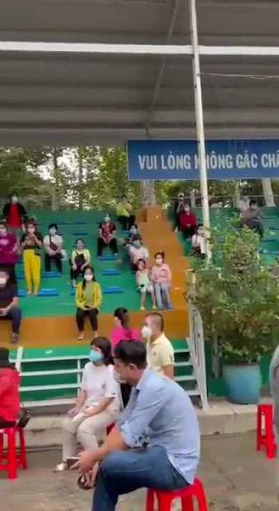 越南排队打疫苗的人被告知现在只剩中国科星疫苗了...越南又辱华了
