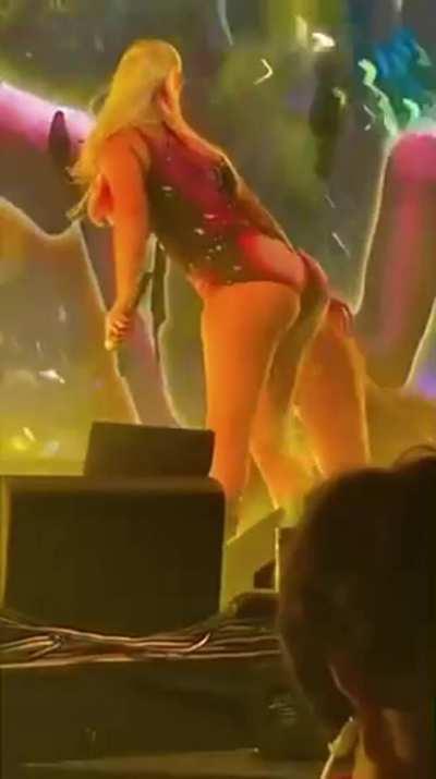 Iggy Azalea knows people only care about that ass