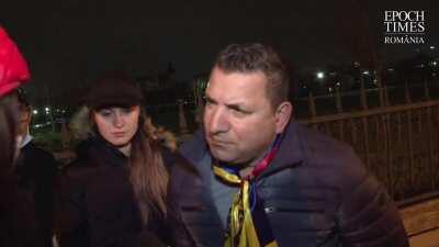 Niște oameni ieșiți in strada