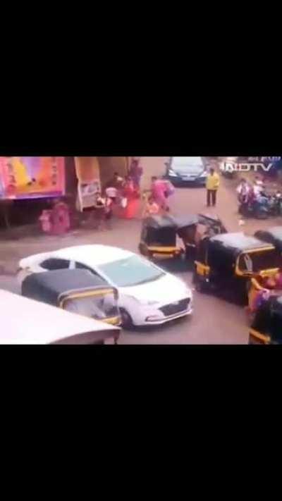 A speeding car rammed three auto-rickshaws and hit several people on a busy road in Mumbai, India.mp4