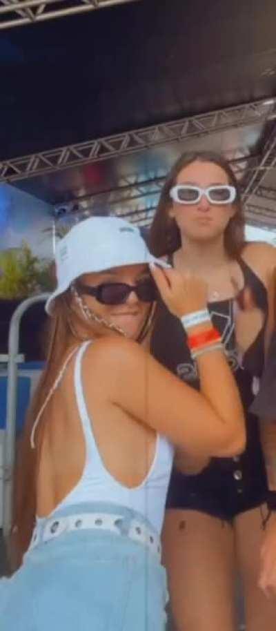 Mel quase pagando peitinho e fazendo bqt no final