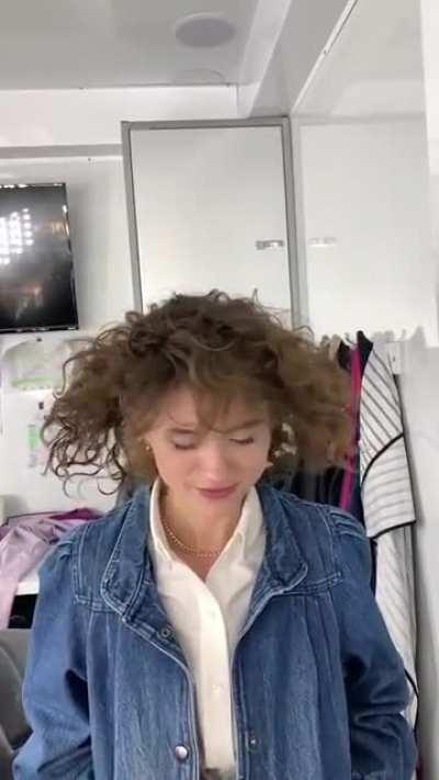 Mesmerizingly beautiful hair shaking!