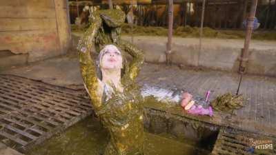 Kaitlyn Katsaros pouring shit over her head [F]