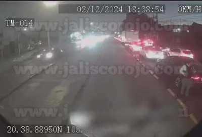 Así fue el momento en que un hombre y su hija fueron atropellados por un camión de Macro Calzada al que se le cruzaron imprudentemente. El lamentable suceso ocurrió en la colonia Morelos de Guadalajara. El padre de la menor perdió la vida.