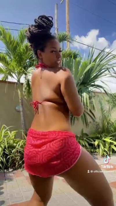 She's bad as fuck🔥 (@_naomimt)