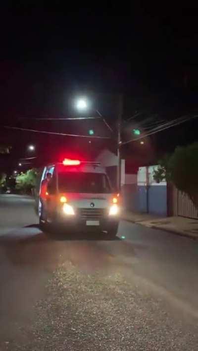 Olha o carro da vacina, aproveite essa oportunidade. Olha o carro da vacina!!!