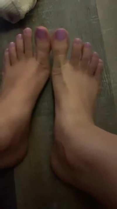 My feet are way too cute for these socks 💜 who agrees?