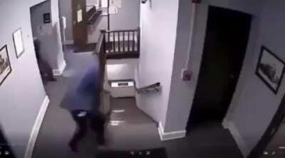 ADM tentando parar o gu é mais ou menos assim: