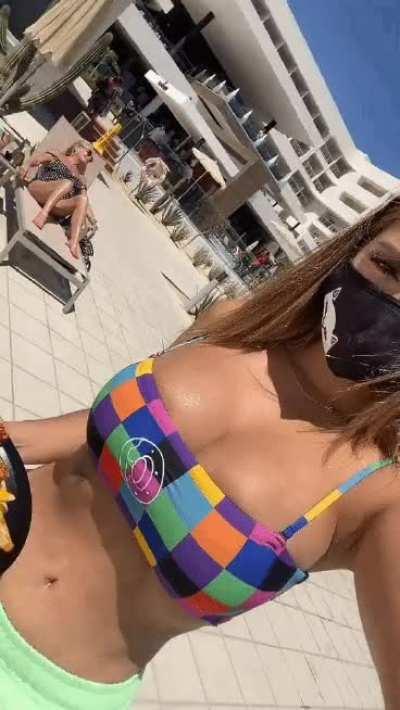 La dejarás comer junto a te