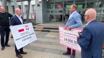 Tarnowo Podgórne: Poseł przyjechał z czekiem – i dostał rachunek od wójta…