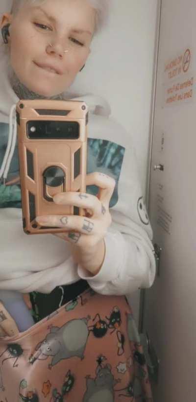 The one time I flew first class and snuck a dildo in my skirt waistband and wore no panties 💦🤭