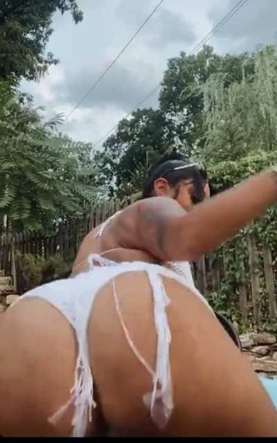 Twerking @ Pool Party 😝😬😈