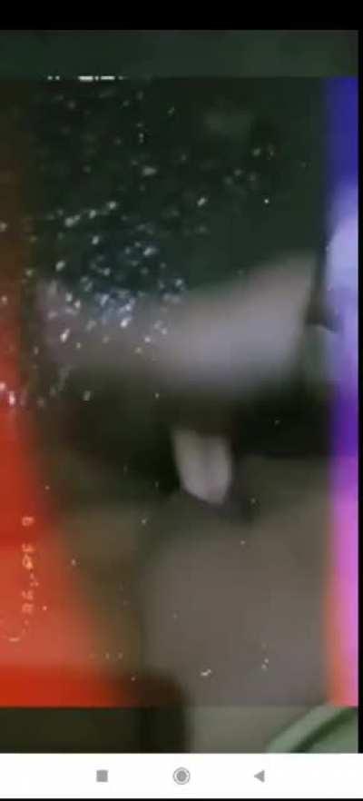 El nombre de uno de los grupos en los que acontecen estos directos está al final del video.