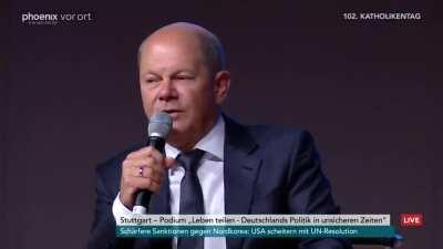 Klimaaktivisten erinnern Olaf Scholz an eine Zeit die lange zurückliegt