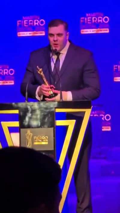 Les agradece a Alberto y a las Kukas XD