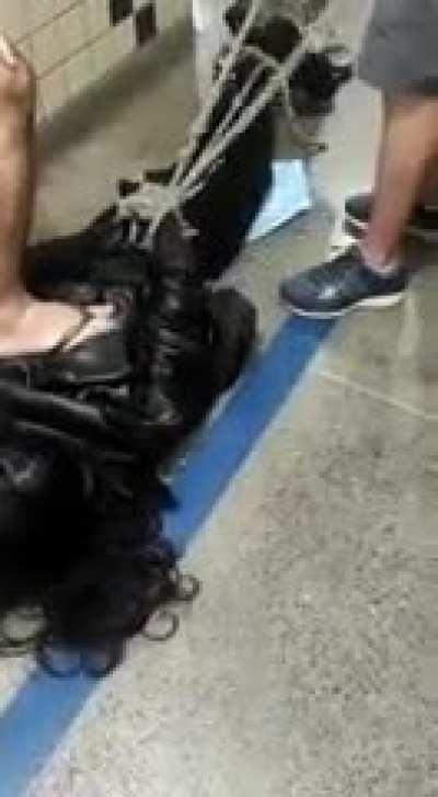 Itachi foi impedido de fazer um massacre no Brasil. Aqui Ninja toma porrada!