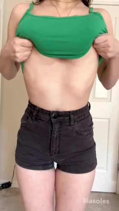 Nothing compares to the jiggle of natural boobs! ð