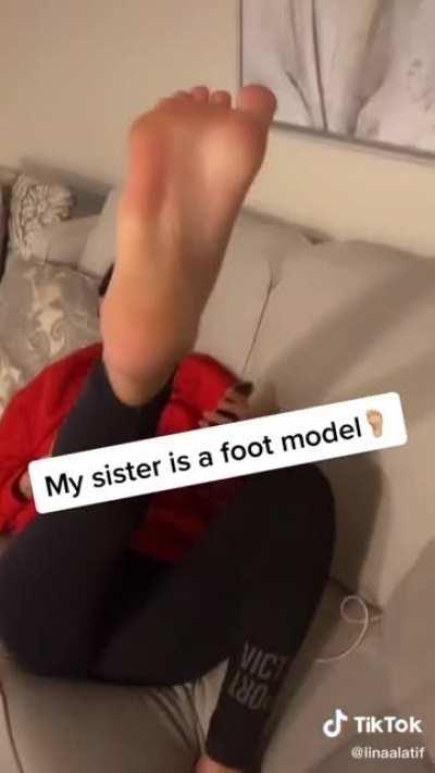 It’s weird that she’s saying babe and it says “my sister” I ain’t complaining tho her soles nice 🥵