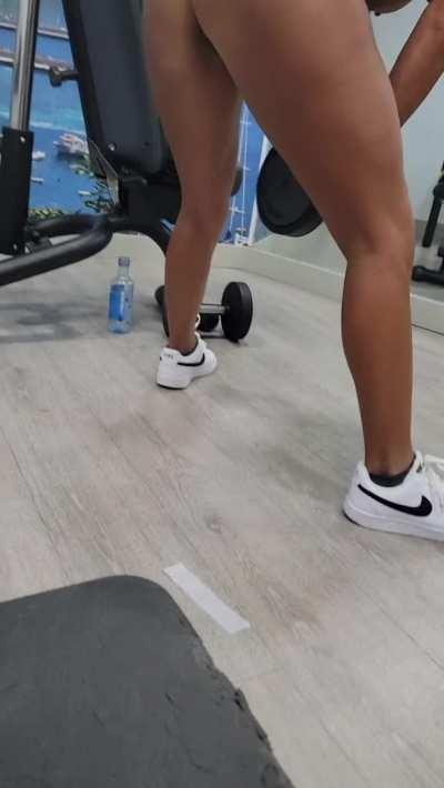 I was a little nervous at first that someone might walk in on me at the hotel gym, but after 10 minutes of working out like this was somewhat disappointed that nobody did [gif]