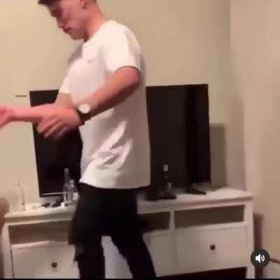 WCGW in playing with knife