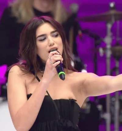 Dua Lipa's pits are so damn fine ugh