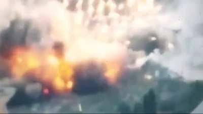 M777 howitzers of the Ukrainian 81st Airmobile Brigade pound Russian equipment, destroying a MBT in addition to reportedly 2 IFVs. (music from source)