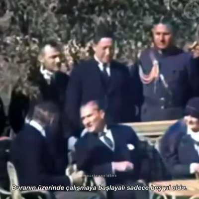 Atatürk su gibi Fransızca konuşuyor.