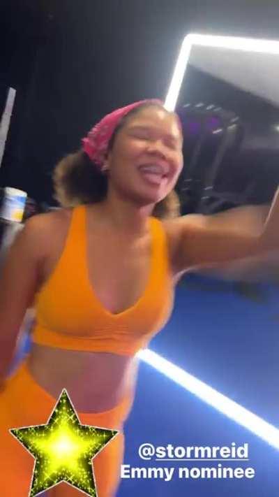 She looking good enough to eat 🧡💪