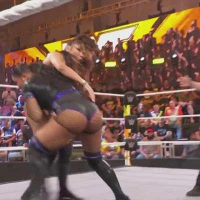“Michin” Mia Yim slapping Jaida Parker’s ass