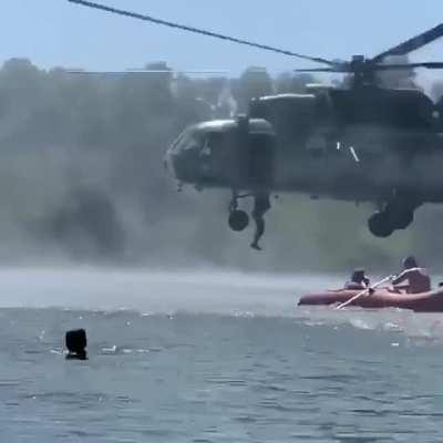 В Харьковской области к отдыхающим, неожиданно десантировались военные (просто поплавать)