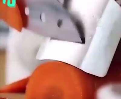 Vegetable cutting guard thingy.