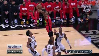 [Highlight] Jalen Green tries the dunk but switches to a jelly layup mid-air