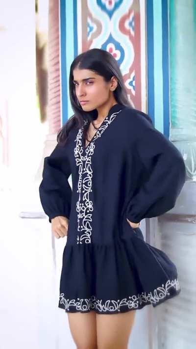 Pehle blouse ko bra bnaya. Ab Indian sherniyo ka Naya target hai bina lower ki kurti ka trend famous karna. Sahi bhi hai. Kaun chutiya itni garmi mai salwar/legging pehne? Just bare it all, right? 😃