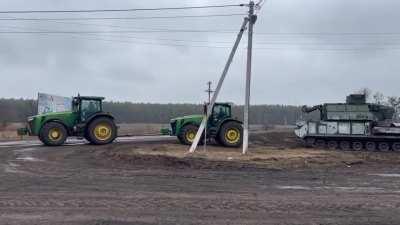 🇺🇦🇷🇺⚡️Ukrainian farmers towing an abandoned Russian Tor-M2 short-range air defense system