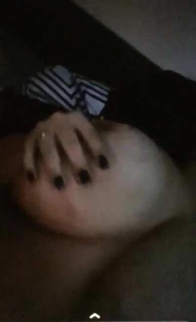 Annika massiert ihre fetten Titten 💦