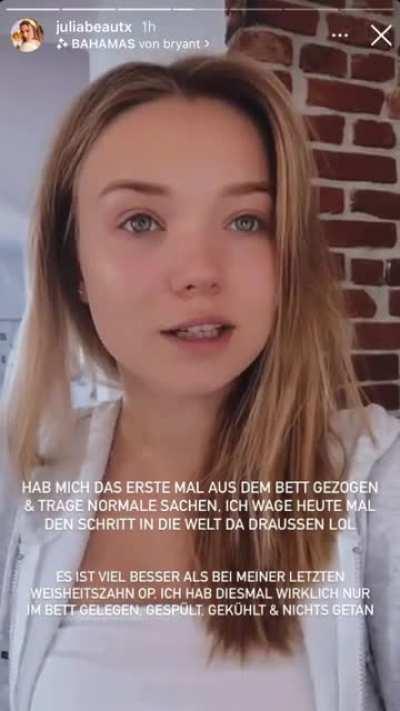 Life update von Julia Beautx - Instagram Story 18.04.22 … Frohe Ostern noch von den Mods hier, Paula liegt leider wie immer besoffen im Garten von seinem Schloss