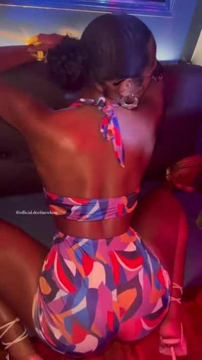 Feelin' it (@official.deefinewhine)