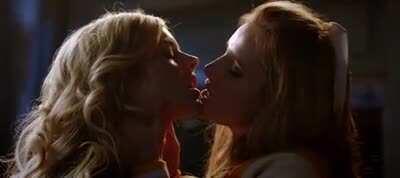 Samara Weaving Kissing Bella Thorne [The Babysitter]