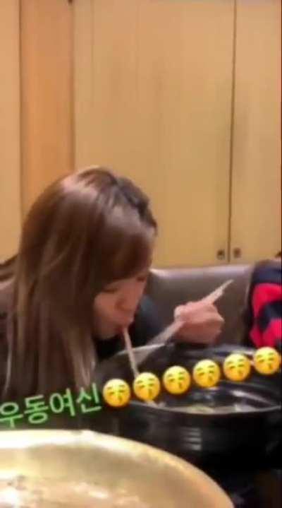 Jeongyeon eating an ultra long noodle ft TWICE's laughter