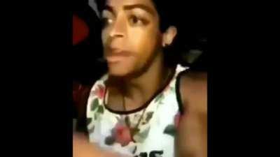 ele nos largou e foi buscar o bebê quando voltou queimou o frango............