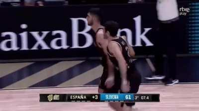 [Highlight] Flurry of events to close out the 3rd Quarter of Spain v Slovenia — Alex Abrines with a backcut dunk, a 3 on the following possession, and Santi Aldama with the rejection; followed by Prepelič drilling a fadeaway at the buzzer.