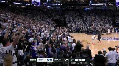 [Highlight] Malik Monk drives past Wiggins to take the lead for the Kings at the end of the quarter. Fox then gets a steal on Klay as the clock expires.