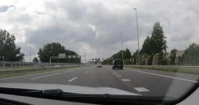 Suspects of a shooting getting arrested after Dutch police performed a pit maneuver that ends in a big crash