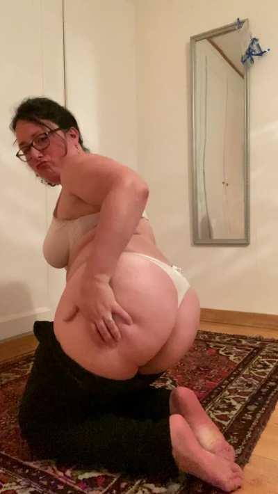 You would cum seeing this ass jiggle on you