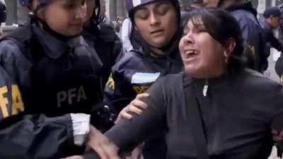 El presidente de colombia subi&oacute; un video y otro usuario le puso la m&uacute;sica de AC/DC