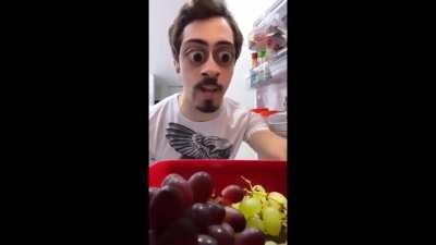 QUEM GOSTA DE COMER UVINHA????