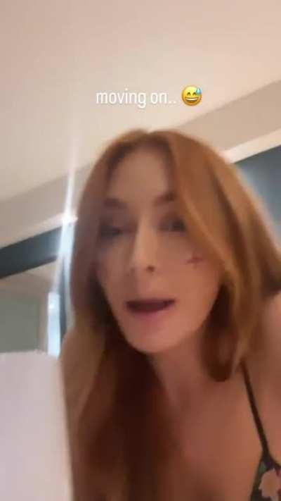 Idk what she's wearing but I like it 1