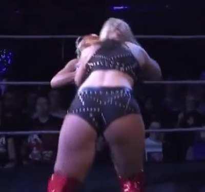 Toni Storm (2 MIC)
