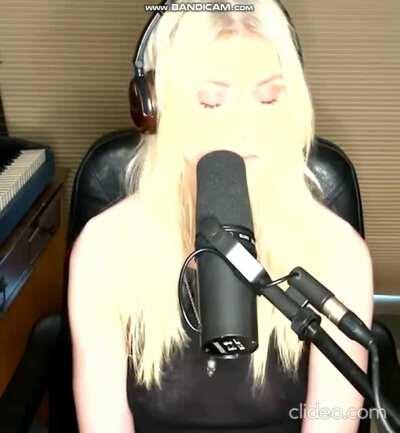 Taylor Momsen (Online show) - seeing some nips :P